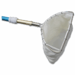 Un primer plano de una piscina blanca con D-net con Extensible - 0168 presenta un largo asa azul y plateada, diseñada para recoger escombros de las piscinas. La red está sujeta de forma segura a un robusto marco metálico.
