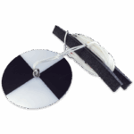 Se muestra un disco Secchi redondo en blanco y negro - 0171-CL con una cuerda unida, usado para medir la transparencia del agua, junto a dos flotadores de espuma negra y una línea blanca enrollada.