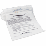 Un sac d’échantillonnage de sol LaMotte en plastique transparent - 0615-J avec des instructions imprimées pour la collecte et la préparation des échantillons de sol, ouvert pour afficher à la fois le sac et le texte.