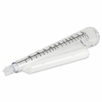 Un tube centrifugeuse de laboratoire transparent et conique avec des marquages noirs de mesure et un bouchon à vis, ressemblant à un pluviomètre effilé, repose sur une galerie de tubes blanche inclinée.