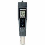 Un testeur d’eau numérique portatif, tel que le Total Chlorine TRACER - 1740, affiche un pH de 8,77 et une température de 25,0°C.  L’appareil dispose de boutons pour le mode, la calibration et l’alimentation, avec des étiquettes LaMotte et PocketTester.