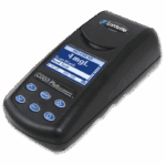 Un compteur numérique portable noir porté nommé « LaMotte » et le colorimètre COD3 Plus présente un écran affichant 4,1 mg/L, ainsi que des boutons de contrôle bleus pour faciliter l’utilisation.