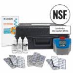 Kit de prueba de calidad del agua LaMotte Pool Manager con folleto de instrucciones, botellas de prueba, sobres, medidor digital azul ColorQ 2x PRO 11 - 2088 con 7,2, estuche negro y placa de certificación NSF.