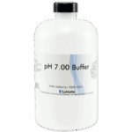 Una gran botella blanca de plástico etiquetada con pH 7,00 Buffer y el logo de LaMotte contiene una solución tampón de pH estandarizada. La botella está pensada solo para pruebas químicas y cuenta con un tapón de rosca negro.