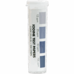 Un tubo de plástico transparente etiquetado como Papeles de Prueba de Yodo - 2948-BJ con una tabla de colores que muestra tonos para 12, 25, 50 y 100 ppm de yodo. El recipiente contiene tiras reactivas para medir la concentración de yodo.