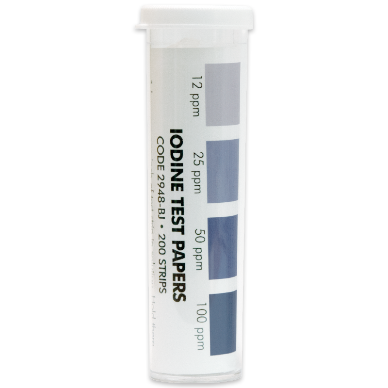 Un tubo de plástico transparente etiquetado como Papeles de Prueba de Yodo - 2948-BJ con una tabla de colores que muestra tonos para 12, 25, 50 y 100 ppm de yodo. El recipiente contiene tiras reactivas para medir la concentración de yodo.