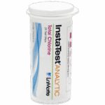 Un contenant en plastique blanc intitulé Insta-Test Test Analytic Low Range Total Chlorine Test Strip - 2963LR, 25 bandes de test par LaMotte, avec un tableau colorimétrique des résultats visible sur le côté.