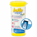 Un contenant jaune contenant des bandes de test Insta-TEST Pool 4 Plus - 3032 affiche des indicateurs de couleur pour le chlore libre, l’alcalinité, le pH et l’acide cyanurique, avec un graphique représentant une bande de test et de l’eau à droite.