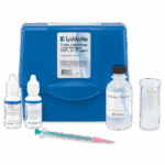 Le kit de test Total Hardness Low Range - 3037-DR-01 comprend un boîtier en plastique bleu, deux petites bouteilles de réactifs, un flacon de titration de dureté plus grand, un tube à essai en verre clair et une seringue en plastique verte avec une pointe rose.