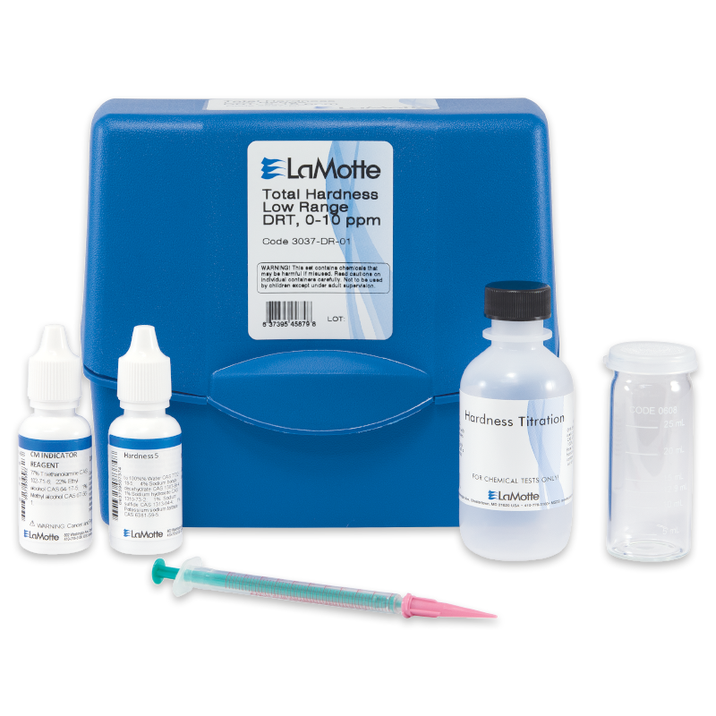 Le kit de test Total Hardness Low Range - 3037-DR-01 comprend un boîtier en plastique bleu, deux petites bouteilles de réactifs, un flacon de titration de dureté plus grand, un tube à essai en verre clair et une seringue en plastique verte avec une pointe rose.