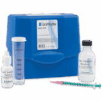 Un kit de test LaMotte QAC bleu - boîte 3043-DR-01 avec un cylindre gradué, un petit flacon compte-gouttes intitulé « QAC Indicator Solution », un flacon plus grand intitulé « QAC Titration Solution » et une seringue à pointe verte.