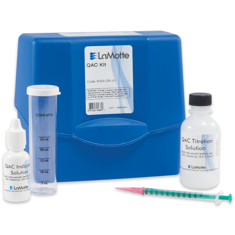 Un kit de test LaMotte QAC bleu - boîte 3043-DR-01 avec un cylindre gradué, un petit flacon compte-gouttes intitulé « QAC Indicator Solution », un flacon plus grand intitulé « QAC Titration Solution » et une seringue à pointe verte.