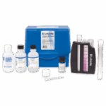 Le kit de test nitrate-azote - 3110-01 comprend un boîtier bleu, plusieurs flacons de réactifs, un petit compte-gouttes, un comparateur de couleurs, deux tubes à essai et un tableau des couleurs pour un test précis des échantillons d’eau.