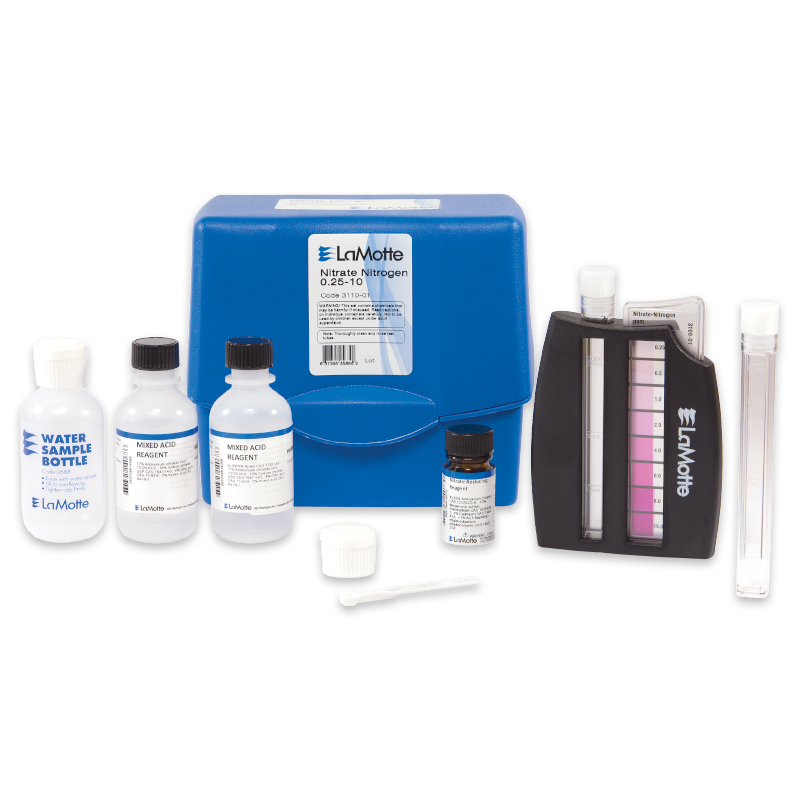 Le kit de test nitrate-azote - 3110-01 comprend un boîtier bleu, plusieurs flacons de réactifs, un petit compte-gouttes, un comparateur de couleurs, deux tubes à essai et un tableau des couleurs pour un test précis des échantillons d’eau.
