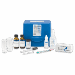 Un kit de análisis de agua con viales, frascos de reactivos, cuentagotas, jeringuilla, pastillas y una funda azul etiquetada como Kit de Prueba de Cloro LaMotte - 3176-02.