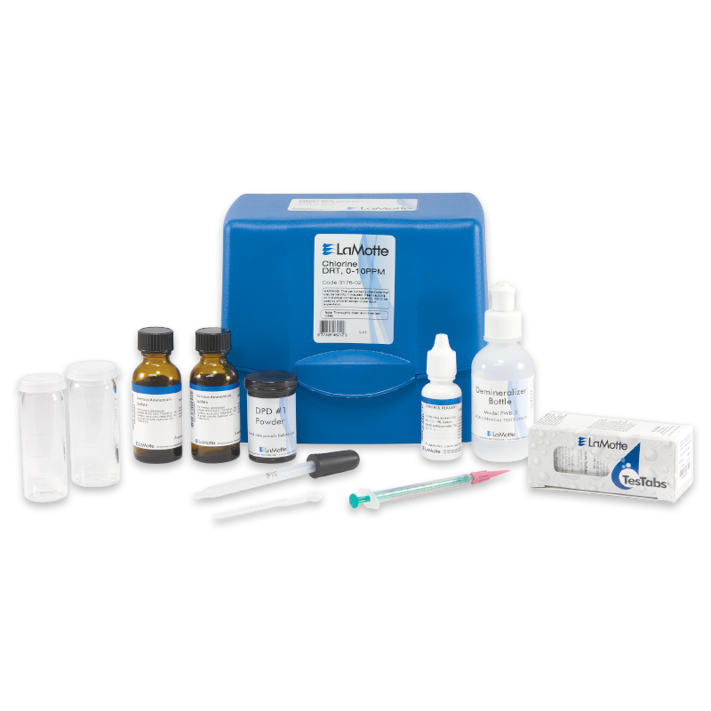 Un kit de análisis de agua con viales, frascos de reactivos, cuentagotas, jeringuilla, pastillas y una funda azul etiquetada como Kit de Prueba de Cloro LaMotte - 3176-02.