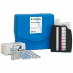El Kit de Prueba Total y Combinado de Cloro - 3308-01 incluye una carcasa azul, un comparador de colores, un vial transparente, TesTabs etiquetadas en caja y varios blísters de tabletas de prueba DPD Free dispuestas delante del kit.