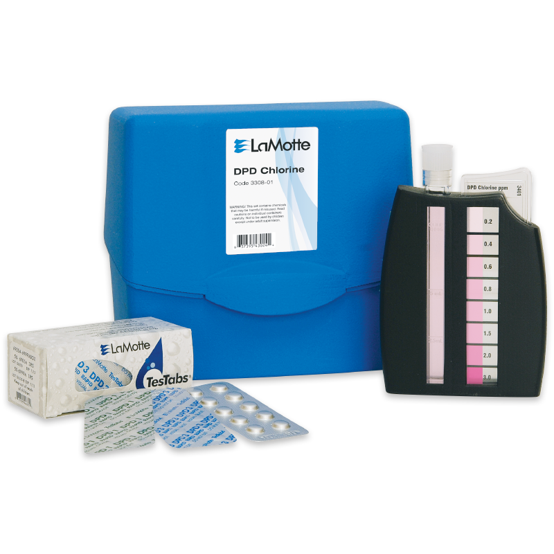 El Kit de Prueba Total y Combinado de Cloro - 3308-01 incluye una carcasa azul, un comparador de colores, un vial transparente, TesTabs etiquetadas en caja y varios blísters de tabletas de prueba DPD Free dispuestas delante del kit.
