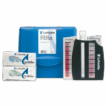 Le kit de test de chlore Dual Range - 3314-01 comprend un étui bleu, deux blister de comprimés de test, un tableau comparatif, et un flacon transparent pour un test précis du taux de chlore.