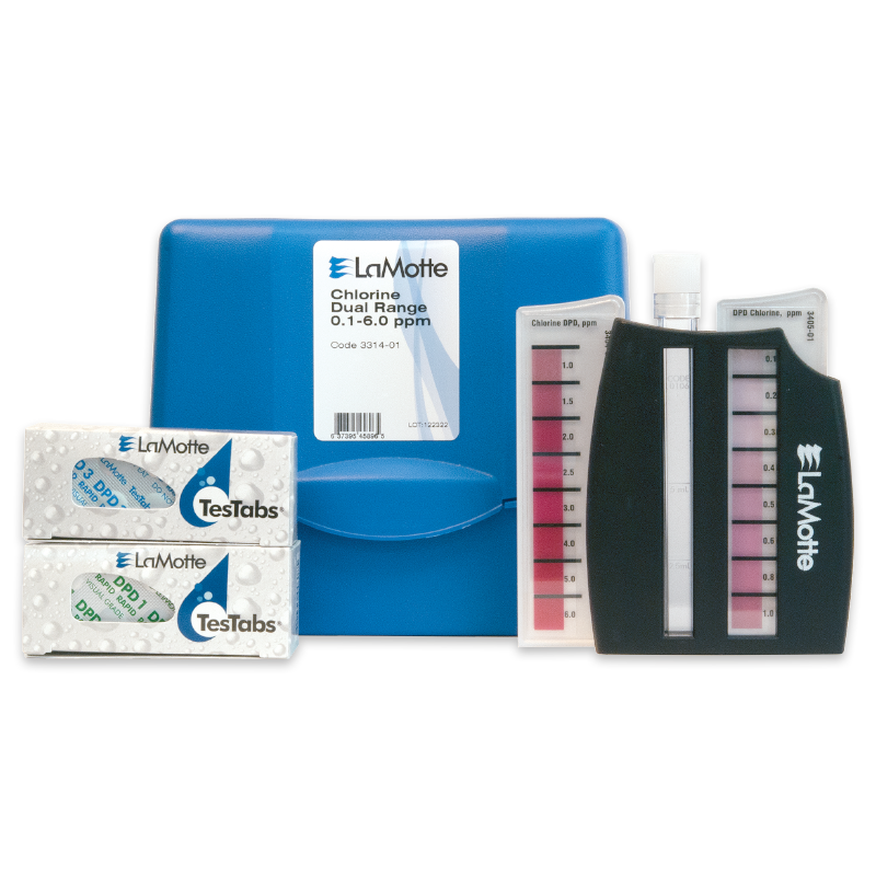 Le kit de test de chlore Dual Range - 3314-01 comprend un étui bleu, deux blister de comprimés de test, un tableau comparatif, et un flacon transparent pour un test précis du taux de chlore.