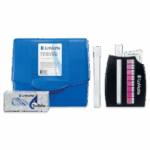 Un kit de prueba de cloro de alta gama azul - 3328-01 de LaMotte con una funda, dos tubos de ensayo, un comparador de color negro con una tabla de colores rosa y una caja de tabletas de prueba TesTabs.
