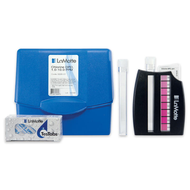 Un kit de prueba de cloro de alta gama azul - 3328-01 de LaMotte con una funda, dos tubos de ensayo, un comparador de color negro con una tabla de colores rosa y una caja de tabletas de prueba TesTabs.