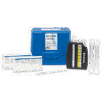 Un kit de prueba azul LaMotte High Range Molybdate - 3346-01 con una caja etiquetada, comparador de color, dos tubos de ensayo, un bastón de agitación y dos cajas de reactivos, ordenadamente colocadas sobre un fondo blanco.