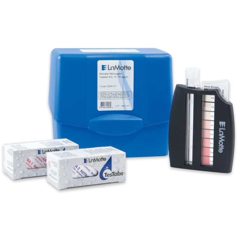 Le kit de test de comprimés nitrate-azote - 3354-01 comprend un étui bleu, deux boîtes de comprimés de réactifs TesTabs, un bloc comparateur de couleurs et un tube à essai pour des tests fiables de la qualité de l’eau.