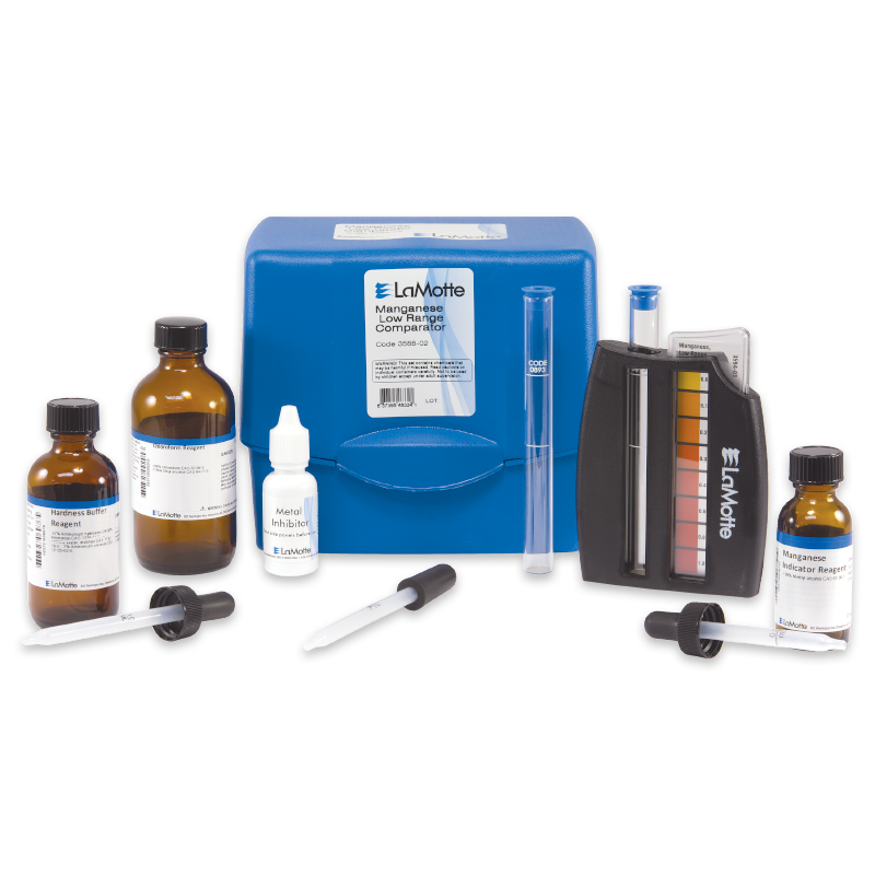 Un kit de prueba de manganeso de baja gama LaMotte - 3588-02 con botellas, cuentagotas, un tubo de ensayo, un comparador de color y una funda azul dispuesta sobre un fondo blanco.