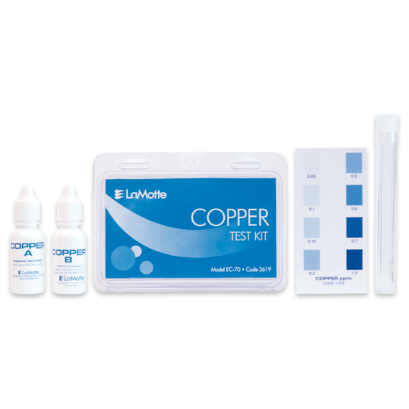 Le kit de test en cuivre LaMotte Low Range - 3619 comprend deux flacons de solution portant l’étiquette Copper A et B, une mallette bleue et blanche, un tableau de comparaison des couleurs, un tube à essai transparent et une pipe-goutte en plastique.