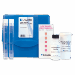 Le kit de test au molybdène basse gamme - 3628-01 comprend un boîtier bleu, deux tubes à essai, une carte comparatrice, un tampon de molybdène et des bandelettes de test — le tout soigneusement organisé pour faciliter les tests.