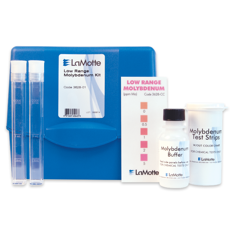 Le kit de test au molybdène basse gamme - 3628-01 comprend un boîtier bleu, deux tubes à essai, une carte comparatrice, un tampon de molybdène et des bandelettes de test — le tout soigneusement organisé pour faciliter les tests.