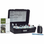 Le modèle AQ-2 - 3633-05 de l’Équipement d’Aquaculture en Eau Douce est un kit d’essai dans une mallette noire avec des flacons de réactifs, un tube à essai, un livret guide et un comparateur de couleurs soigneusement disposés sur une surface blanche.
