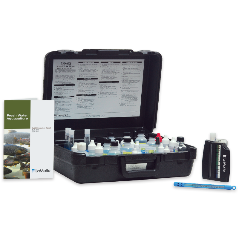 Le modèle AQ-2 - 3633-05 de l’Équipement d’Aquaculture en Eau Douce est un kit d’essai dans une mallette noire avec des flacons de réactifs, un tube à essai, un livret guide et un comparateur de couleurs soigneusement disposés sur une surface blanche.