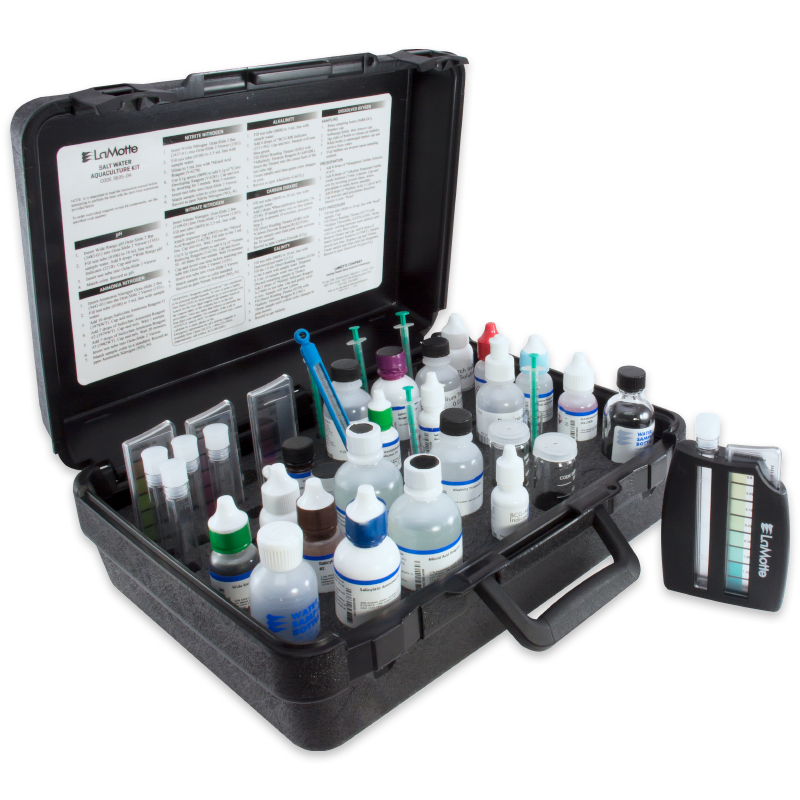 Un étui noir portant l’étiquette Marine Water Aquaculture Outfit Modèle AQ-4 - 3635-05, rempli de petites bouteilles, compte-gouttes, tubes à essai et cartes de couleur pour les tests d’eau. Le couvercle de la boîte affiche les instructions, avec un tableau des couleurs séparé à côté du kit.