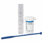Tube à essai en plastique transparent avec des marquages de mesure, un emballage blanc de comprimés saumâtre 3865-PKG portant l’étiquette BT Tablets for Brackish Water, et un bâton de brassage en plastique bleu placé devant.
