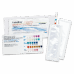 Le kit de bandes de test pour eau potable Insta-TEST® comprend une bandelette de test, un emballage en feuille d’aluminium et une carte de comparaison de couleurs affichant divers blocs de couleurs et valeurs pour différents paramètres de qualité de l’eau.