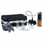 Un equipo portátil de demostración de ventas WaterLink Spin Touch DW - 4-3085 incluye un estuche negro, dos matrazas Erlenmeyer, un dispositivo digital, una unidad de filtración, botellas de reactivos, jeringuillas y tubos dispuestos sobre fondo blanco.
