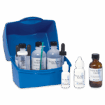Une boîte en plastique bleue marquée Tolcide PS Biocides Test Kit - 4-8776-01 contient diverses bouteilles et compte-gouttes avec des solutions scientifiques, telles que le tampon de borate, la solution PS, la solution d’iode et l’indicateur d’amidon disposés soigneusement devant.