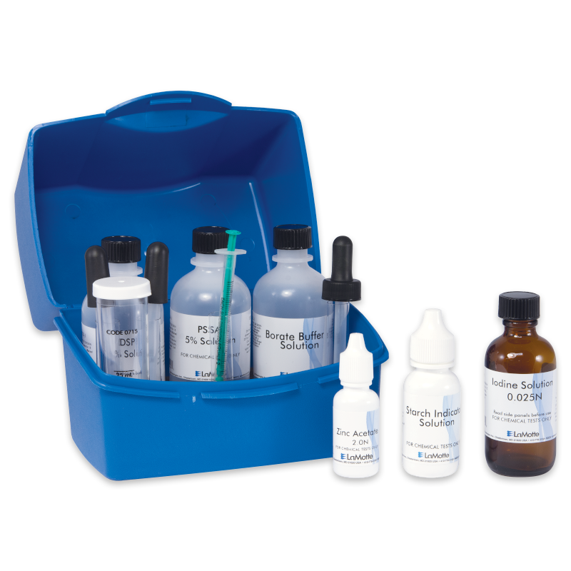 Une boîte en plastique bleue marquée Tolcide PS Biocides Test Kit - 4-8776-01 contient diverses bouteilles et compte-gouttes avec des solutions scientifiques, telles que le tampon de borate, la solution PS, la solution d’iode et l’indicateur d’amidon disposés soigneusement devant.