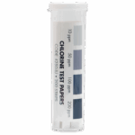 Un contenant en plastique intitulé Papiers de test au chlore avec un tableau colorimétrique visible montrant les niveaux de chlore à 10, 50, 100 et 200 ppm. L’étiquette mentionne le code 4256BI, papier de test pour désinfectant au chlore - 4250-BJ, et contient 200 bandelettes.