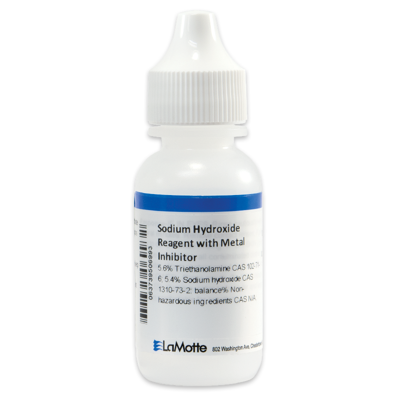 Une bouteille en plastique blanc, marquée Réactif à l’hydroxyde de sodium avec inhibiteur de métaux par LaMotte, listant les ingrédients chimiques et les informations de sécurité, avec un bouchon blanc et des accents bleus.