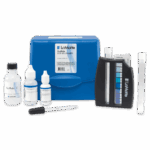 Un kit de test au sulfure de LaMotte - 4456-01 avec un boîtier bleu, des solutions de test marquées, un compte-gouttes, un comparateur de couleurs et des tubes à essai en verre est soigneusement disposé sur un fond blanc.