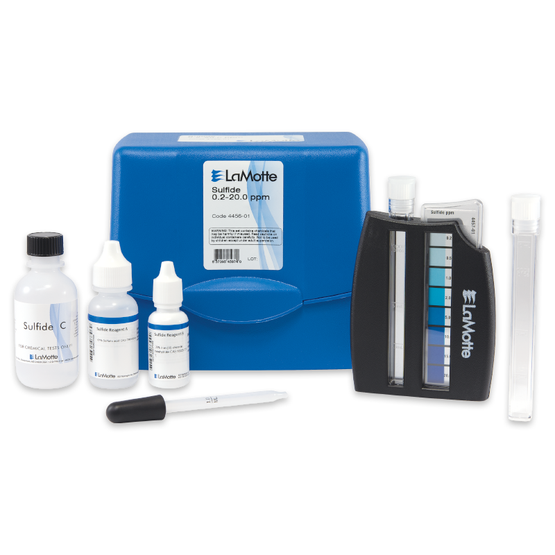 Un kit de test au sulfure de LaMotte - 4456-01 avec un boîtier bleu, des solutions de test marquées, un compte-gouttes, un comparateur de couleurs et des tubes à essai en verre est soigneusement disposé sur un fond blanc.