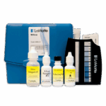 Le kit de test de silice - 4463-01 comprend une mallette bleue, quatre flacons de réactifs, un comparateur de couleurs et des cartes d’instructions exposées devant la boîte pour faciliter le test de silice.