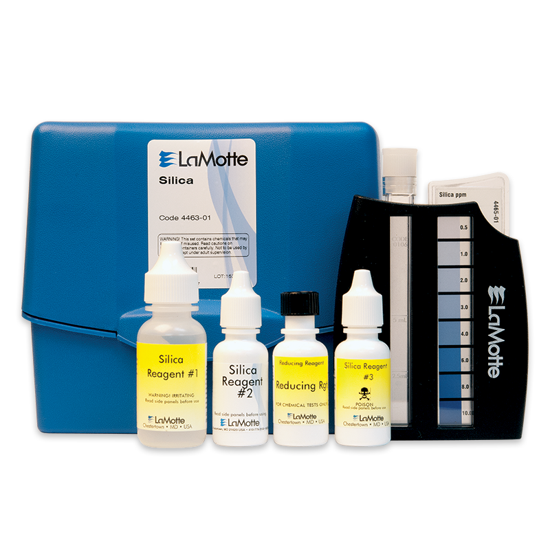 Le kit de test de silice - 4463-01 comprend une mallette bleue, quatre flacons de réactifs, un comparateur de couleurs et des cartes d’instructions exposées devant la boîte pour faciliter le test de silice.