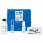 Le kit de test de dureté totale LaMotte - 4482-DR-LT-02 comprend une mallette bleue, des flacons de réactifs, un tube mesureur et des comprimés TesTabs — tout ce qu’il faut pour un test précis de la dureté de l’eau.