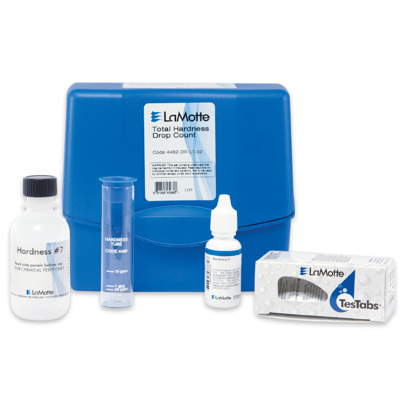 Le kit de test de dureté totale LaMotte - 4482-DR-LT-02 comprend une mallette bleue, des flacons de réactifs, un tube mesureur et des comprimés TesTabs — tout ce qu’il faut pour un test précis de la dureté de l’eau.