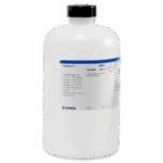 Une grande bouteille en plastique blanche avec un bouchon noir, étiquetée Dureté 5 et Danger avec des détails chimiques et des avertissements de danger, produite par LaMotte. La bouteille contient 500 mL de liquide.