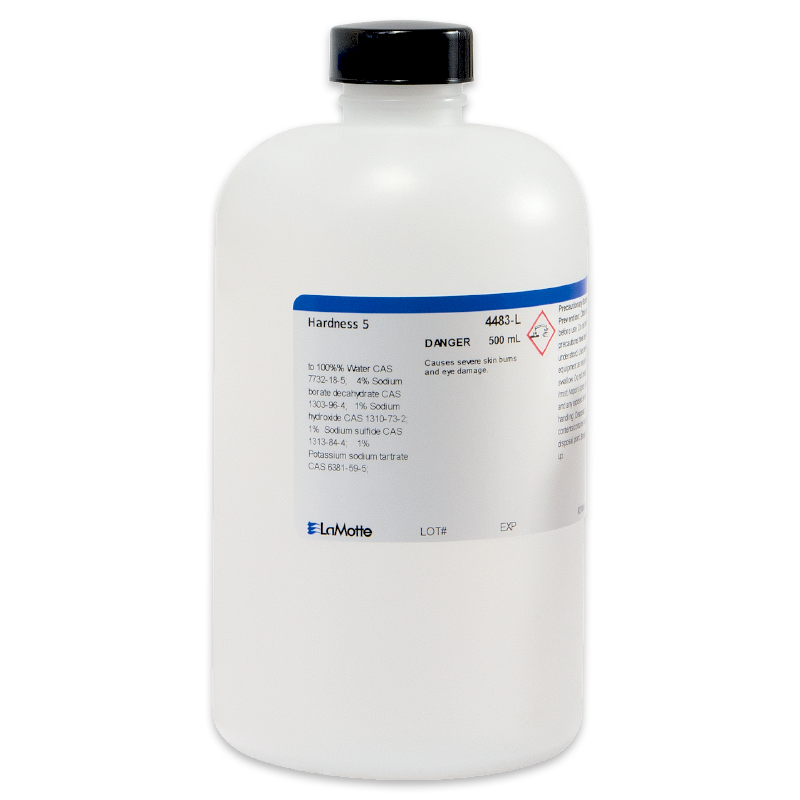 Une grande bouteille en plastique blanche avec un bouchon noir, étiquetée Dureté 5 et Danger avec des détails chimiques et des avertissements de danger, produite par LaMotte. La bouteille contient 500 mL de liquide.